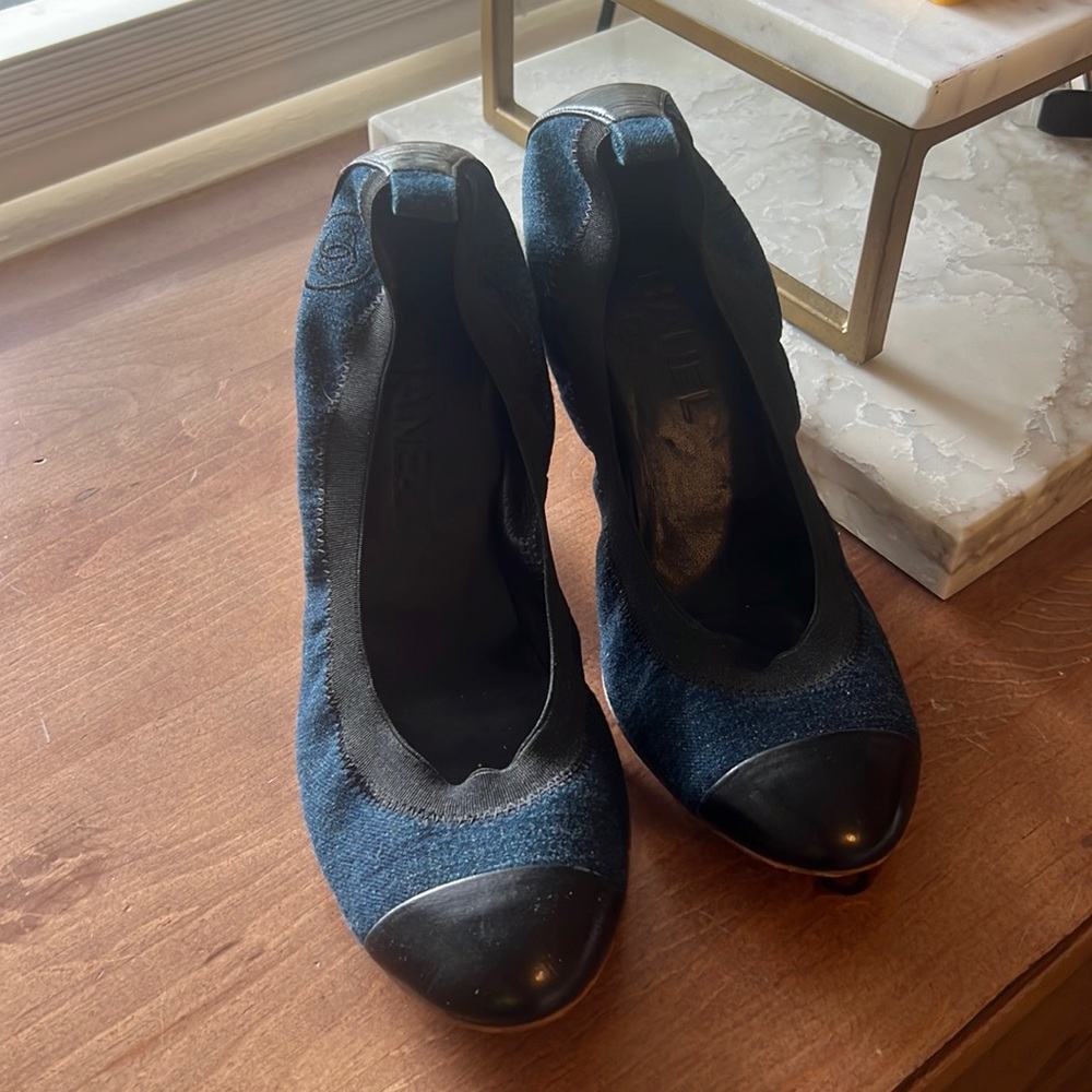 CHANEL Blue Heels Elegant Design
